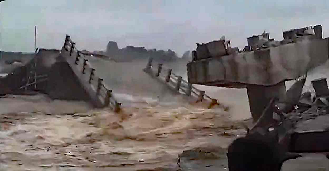 Bridge over the Bakra river collapsed in Pararia village of Bihar's Araria district. Photo: Screegrab/X