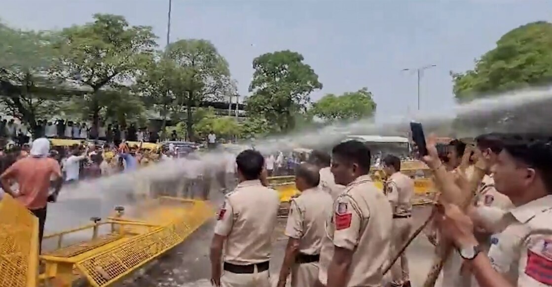 Delhi Police using water cannon to disperse protesters. Photo: Screengrab