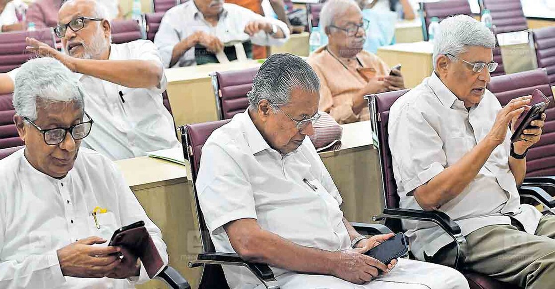 Before the CPI(M) Central Committee meeting, Tripura former Chief Minister Manik Sarkar, Kerala Chief Minister Pinarayi Vijayan, Prakash Karat, CITU General Secretary Tapan Sen and M.A. Baby(behind). Image: Joskutty Panaykkal / Manorama.