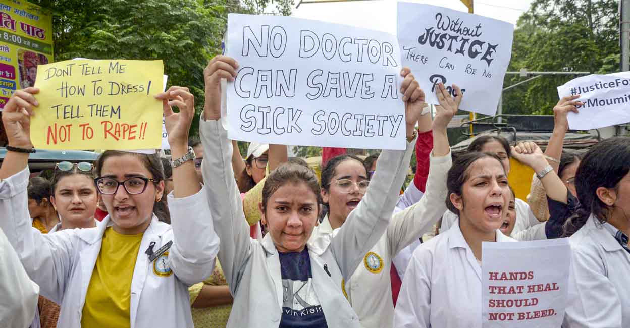 Amritsar: Doctors and medical students stage a protest amid the 24-hour nationwide strike called by the Indian Medical Association (IMA) demanding justice for the woman doctor who was allegedly raped and murdered at Kolkata's R G Kar Medical College and Hospital, in Amritsar, Saturday, Aug. 17, 2024. (PTI Photo)(PTI08_17_2024_000082B)