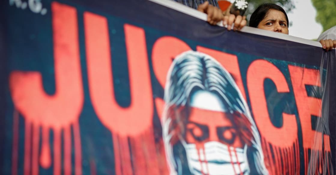 A doctor holds a banner during a protest demanding justice following the rape and murder of a trainee medic at a hospital in Kolkata, in New Delhi, India, August 19, 2024. Photo: Reuters/Adnan Abidi