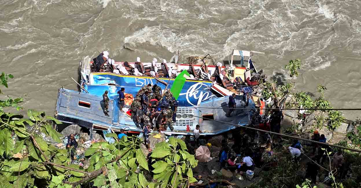 NEPAL-ACCIDENT/ Security force personnel work to rescue injured passengers after a bus carrying Indian passengers traveling to Kathmandu from Pokhara plunged into a river in Tanahun District, Gandaki Province, Nepal August 23, 2024. REUTERS/Stringer