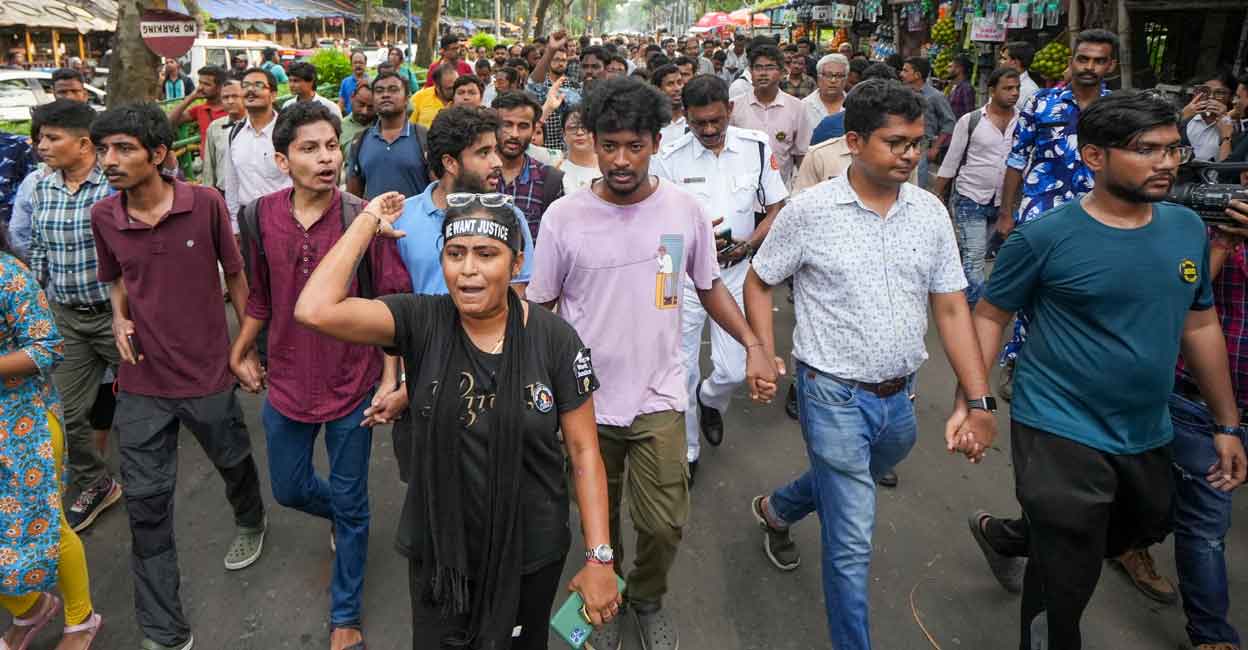 PTI09_12_2024_000158A Members of West Bengal Junior Doctor's Forum (WBJDF) march towards 'Nabanna' (State Secretariat) after the Forum's leaders left by bus, for a meeting with West Bengal Chief Minister Mamata Banerjee in Kolkata on Thursday. Photo: PTI