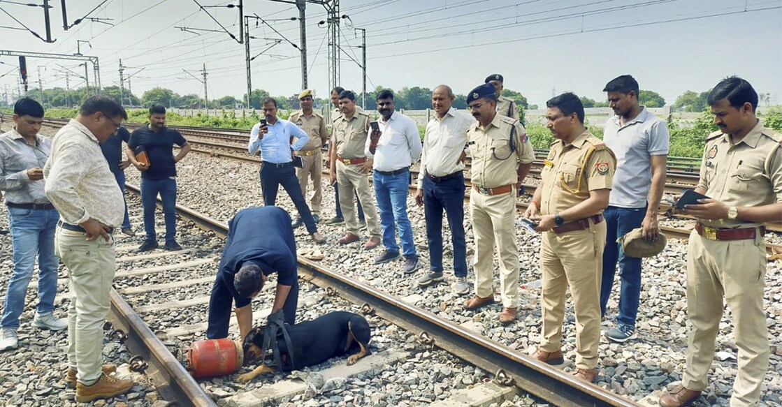 Railway officials remove a gas cylinder from the railway track near Prempur Station, in Kanpur, Sunday, Sept. 22, 2024. Photo: PTI