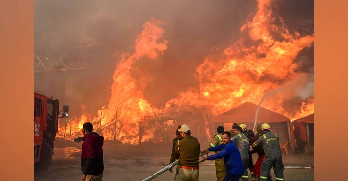 Firefighters try to douse a fire that broke out in tents during Maha Kumbh, at Sangam in Prayagraj, Sunday, Jan. 19, 2025. Photo: PTI