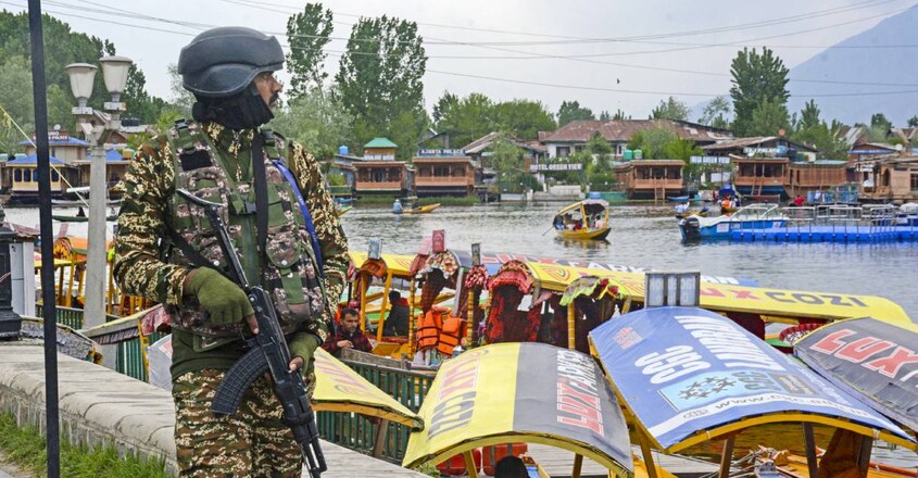 kashmir-soldier kashmir-soldier