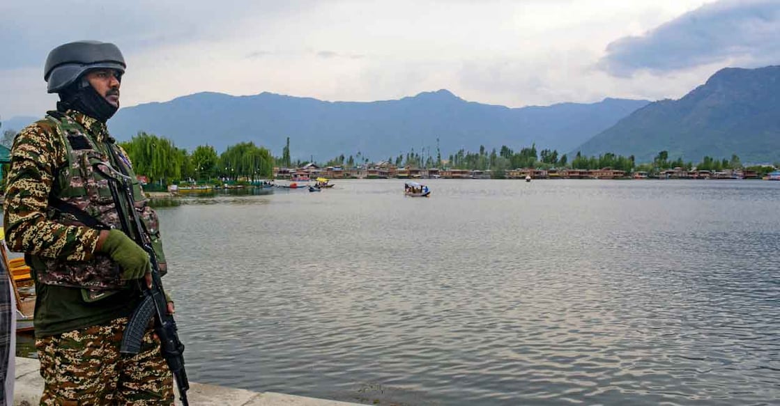 PTI04_26_2025_000233A A security official keeps a vigil on the banks of Dal Lake, in the wake of the recent Pahalgam terrorist attack, in Srinagar, Jammu and Kashmir, Saturday, April 26, 2025. Photo: PTI