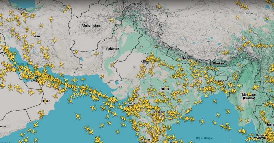 A snapshot of airborne traffic over India and Pakistan on May 7 shows flights using Pakistani airspace close to the Indian border, while India's northwestern airspace remains shut. Photo: X/@flightradar24