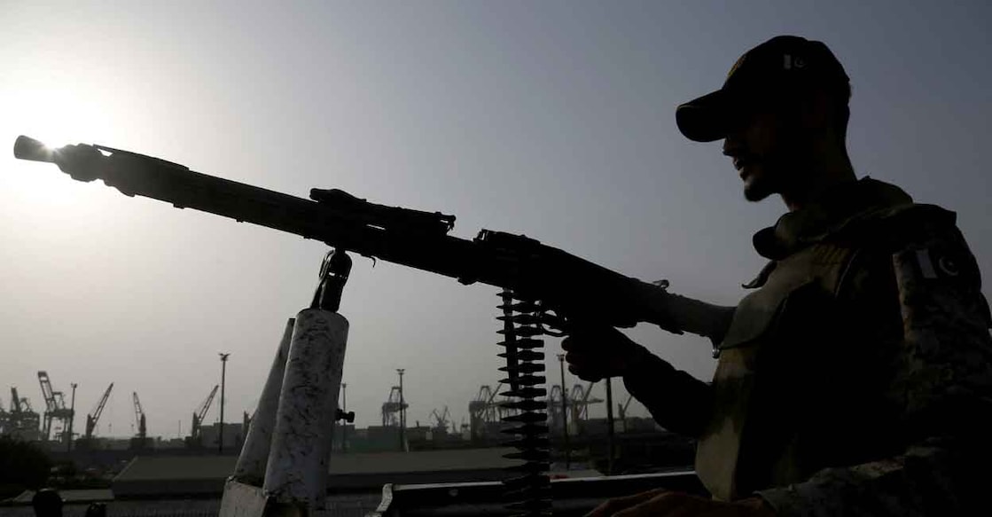 INDIA-PAKISTAN A paramilitary trooper mans a gun atop a vehicle as he keeps guard during a media tour of the Karachi Port, Pakistan, May 9, 2025. Photo: REUTERS/Shakil Adil