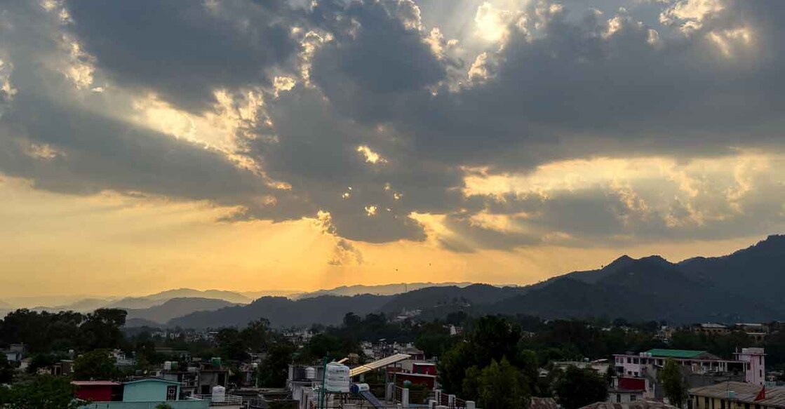 Clouds hover past the sun at the Indian-run town of Poonch district in Jammu on May 10, 2025, after India-Pakistan agreed to ceasefire. Photo: AFP/Punit Paranjpe 