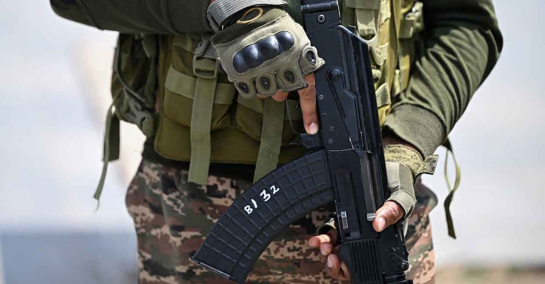 An Indian paramilitary soldier stands guard along a street in Srinagar on May 4, 2025. Photo: Sajjad HUSSAIN / AFP