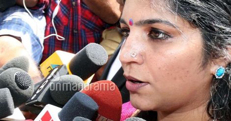 Saritha Nair becomes 'monster' at Kerala police meet