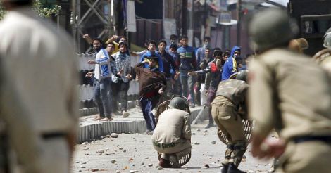  Kashmir: as army defenses crumble under a shower of stones 