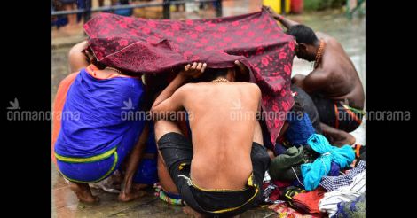 Photo story | Cyclone Ockhi gains pace off Kerala, wreaks havoc on mainland