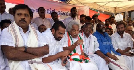 Defying discord in party, Chandy meets fasting Pembilai Orumai leaders in Munnar
