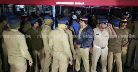 Stir against MM Mani: clash at Pembilai Orumai's protest venue, cops detain 20 people
