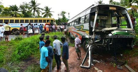 25 injured as KSRTC bus collides with Tourist bus in Kollam