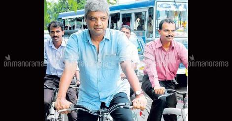 KMRL chief rides pedals down a Kochi street to popularize cycle share system
