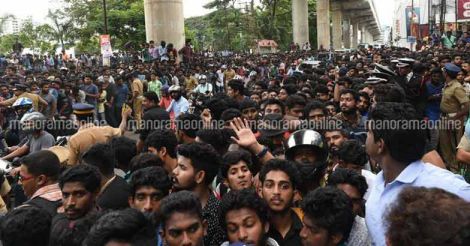 Sunny Leone visit: mobile store owner, 100 others booked for road block