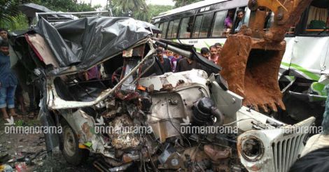 Four killed as bus rams jeep near Thamarassery