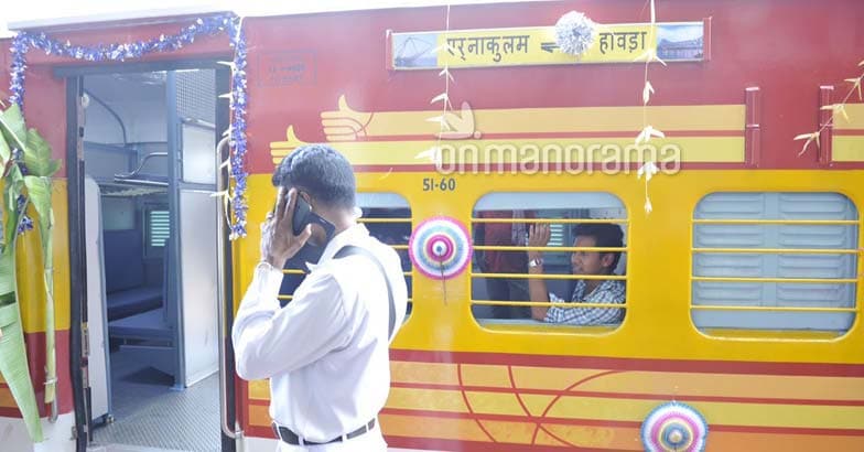 Hop on! Fully unreserved Ernakulam-Howrah Antyodaya Express chugs off |  Video | antyodaya train | ernakulam | howrah | express | train | flagged  off | chugs off | Kerala News | Regional News