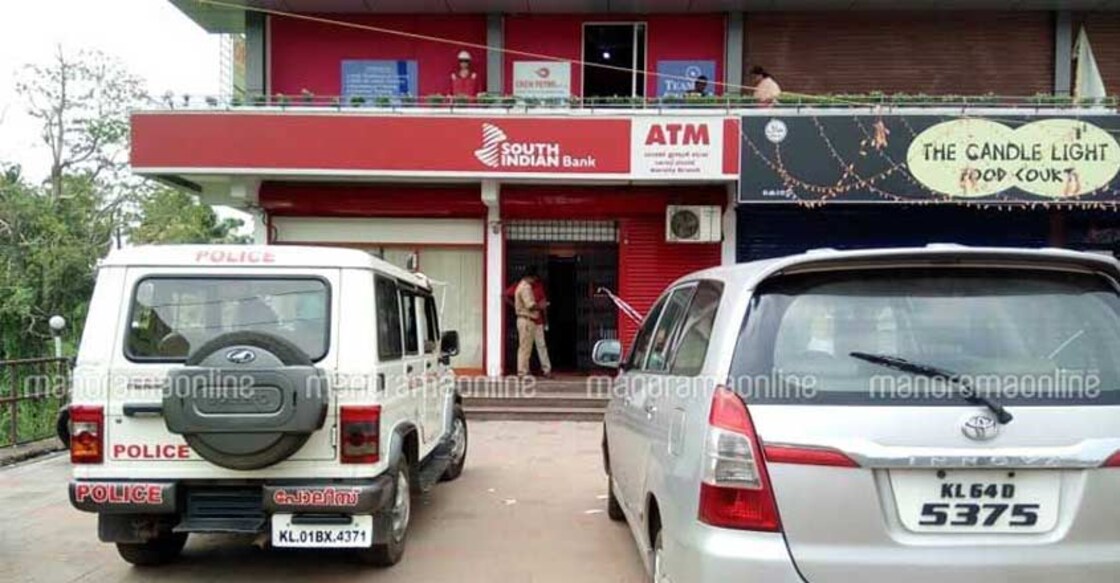Rs 35 lakh robbed from ATMs in Kochi, Thrissur Rs 35 lakh robbed from ATMs in Kochi, Thrissur
