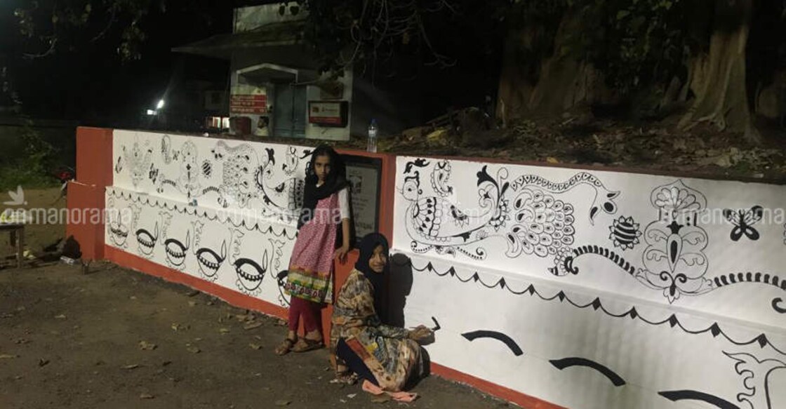 Muslim girls deck up temple walls for annual festival