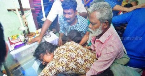 Kevin's relatives break down as Kevin's body was brought to his house in Nattasseri in Kottayam.