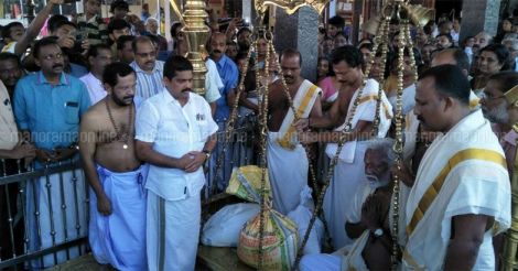  Governor Kummanam pays obeisance at Aranmula temple