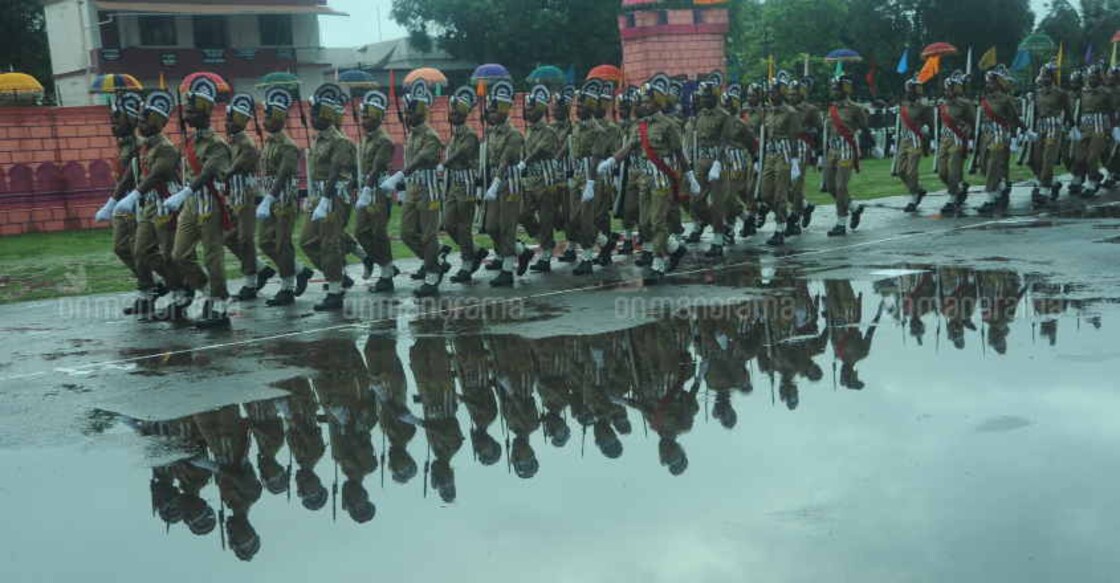 The Kerala Police’s move to supply khaki clothes of same shade to its personnel as part of the proposed uniform dress code across ranks has run into rough weather. File photo
