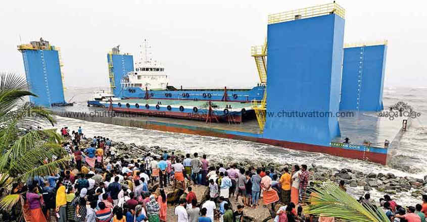 Sailors rescued from barge that ran ashore in heavy rain | Alappuzha ...