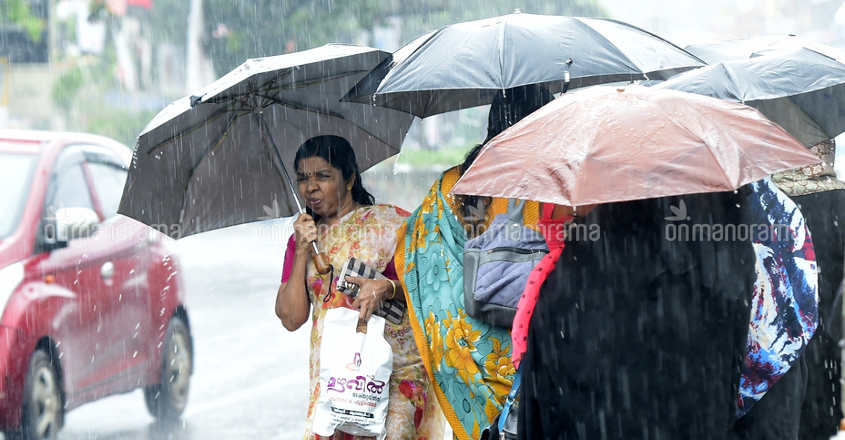 Kottayam collector warns selfie-crazy flood tourists | Pala Heavy rain ...