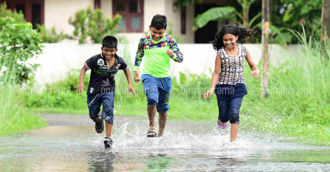Heavy rain lashes Kerala, holiday declared in 3 districts Heavy rain lashes Kerala, holiday declared in 3 districts
