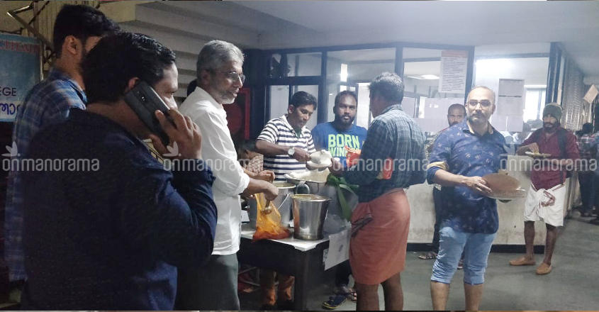 Flood relief Volunteers distributing food to passengers and KSRTC staff at Kozhikode KSRtc bus station