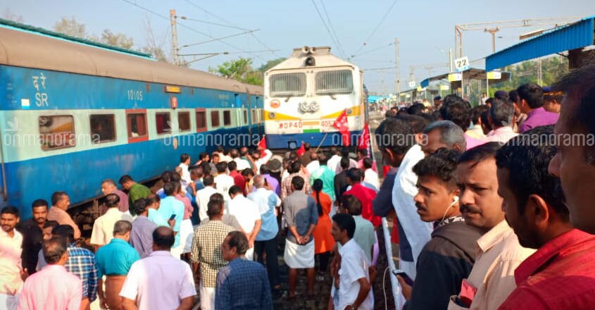 Two-day strike begins in Kerala: Protestors block trains