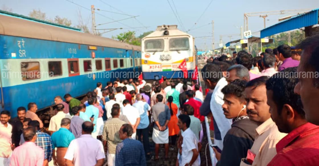 Two-day strike begins in Kerala: Protestors block trains Two-day strike begins in Kerala: Protestors block trains