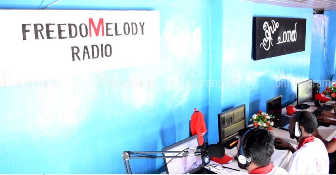 This radio breaks jail, makes sound waves