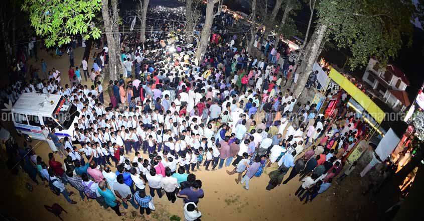 Thousands pay last respects to Martyr Vasanthakumar Thousands pay last respects to Martyr Vasanthakumar