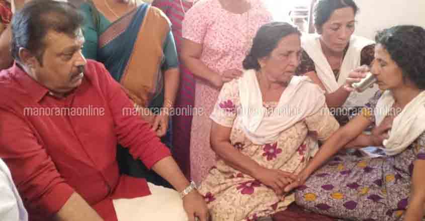Suresh Gopi visits Periya murder victims