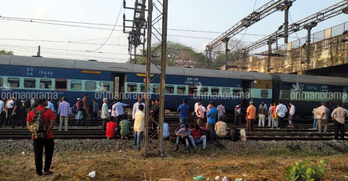 Chennai-Mangalore Mail derailed in Shoranur
