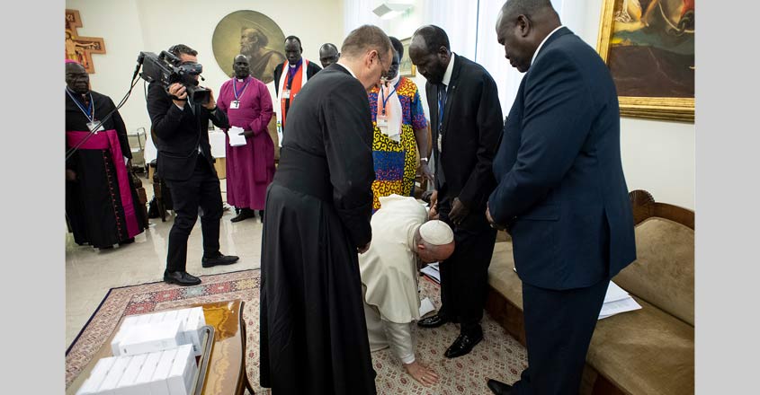 Pope kisses feet of South Sudan leaders, urging them to keep peace Pope kisses feet of South Sudan leaders, urging them to keep peace