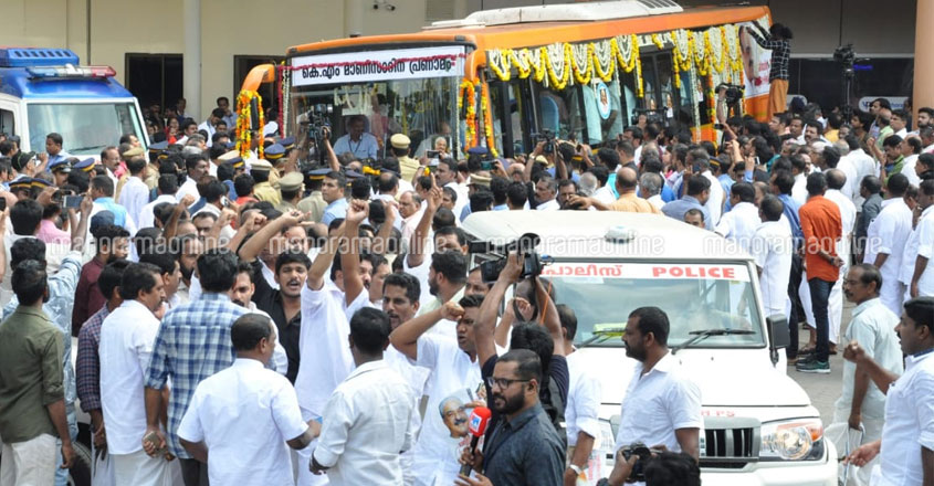 KM Mani's cortege reaches Kottayam, to be laid to rest today