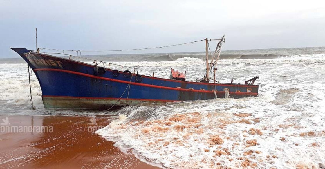 Heavy rain to continue in Kerala till Tuesday, missing fishermen brought back Heavy rain to continue in Kerala till Tuesday, missing fishermen brought back