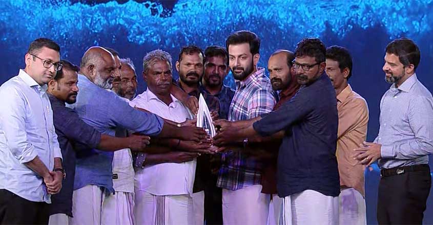 Fish workers honoured with Manorama News Newsmaker Award are Gods: Prithviraj Fish workers honoured with Manorama News Newsmaker Award are Gods: Prithviraj