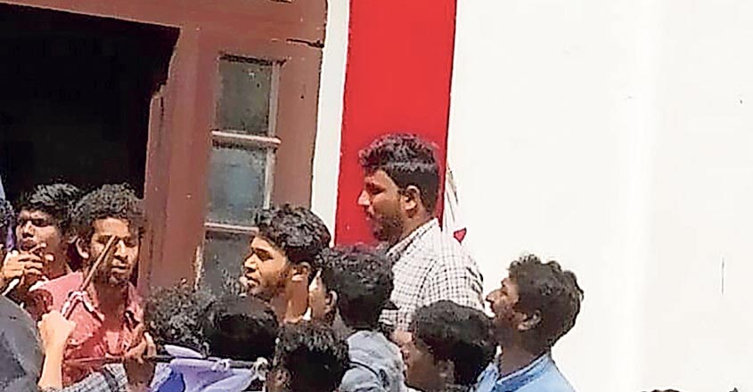 SFI workers break open union office locked by Maharaja’s principal