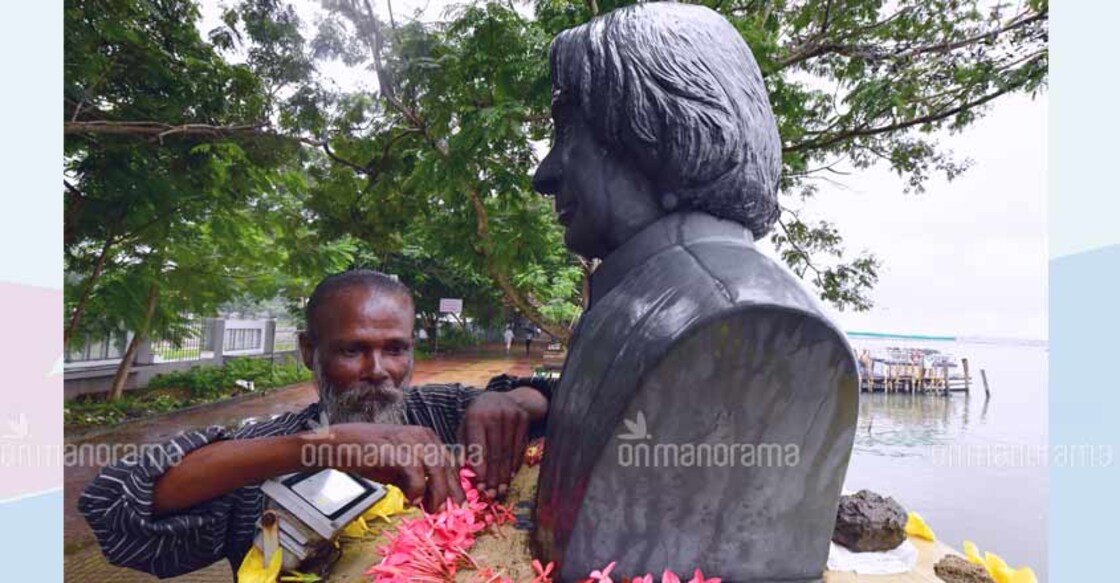 The homeless man, famous for his floral tributes to the Kalam bust gets killed by a jealous friend