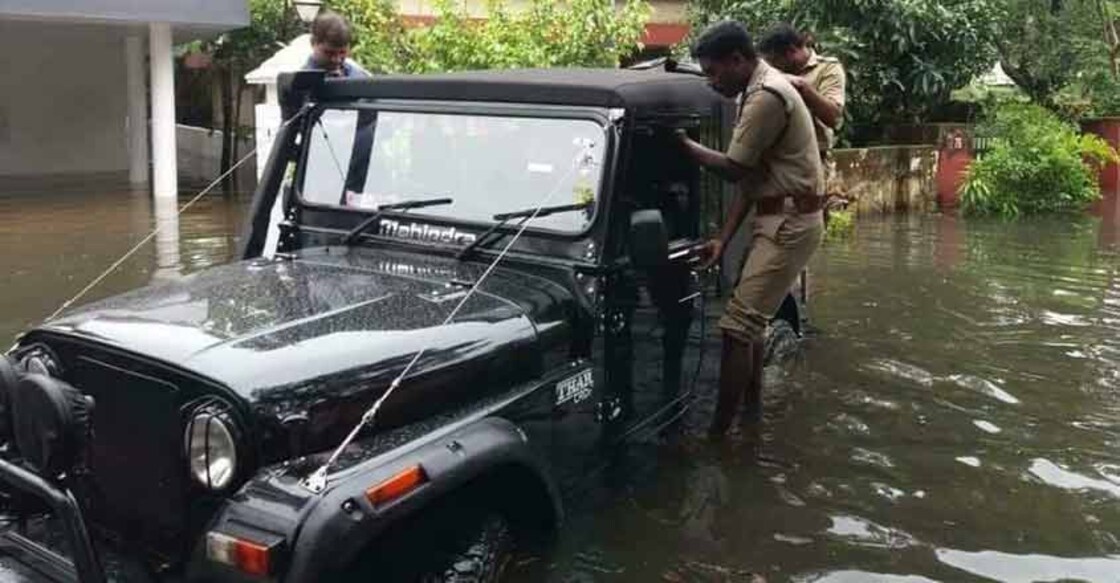 flood-vehicles-jeep
