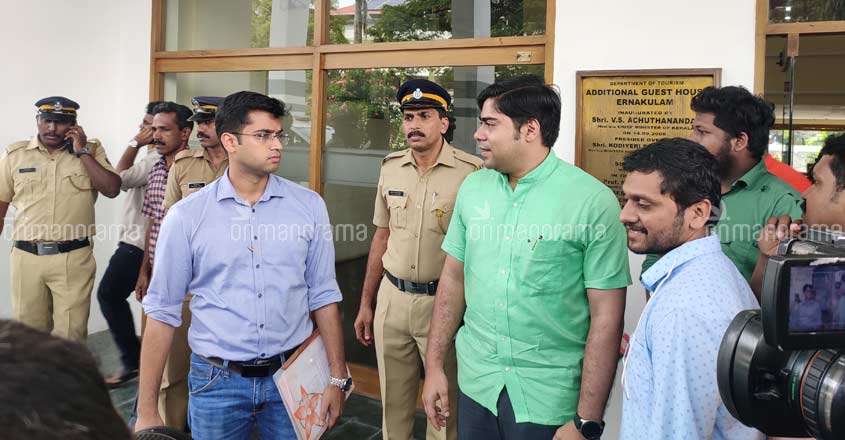 Owners of Maradu flats facing demolition agree to vacate Owners of Maradu flats facing demolition agree to vacate
