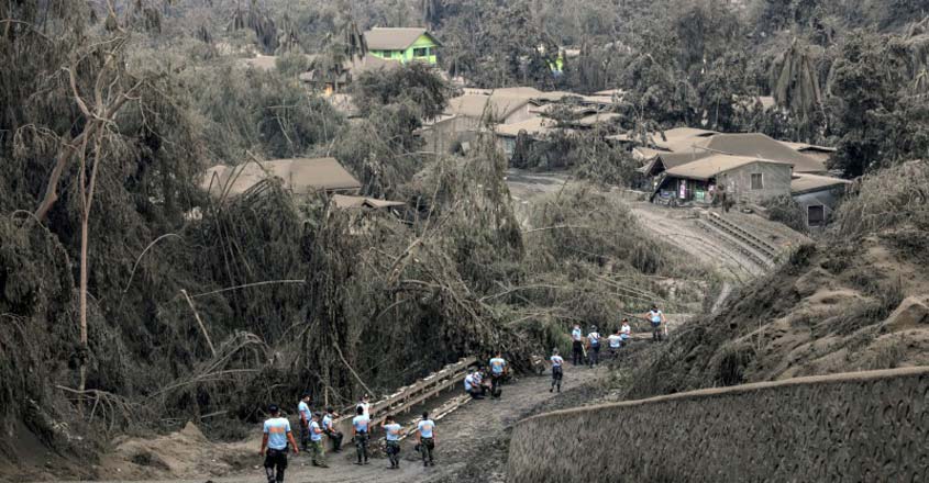 Rumbling volcano shuts down Philippine capital Rumbling volcano shuts down Philippine capital