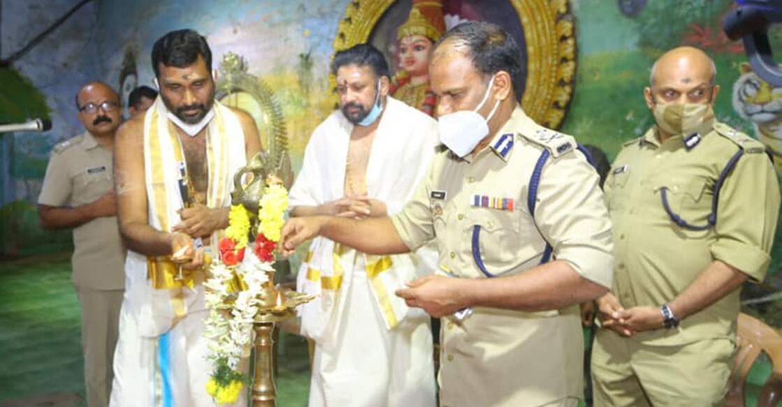 Kerala police's mass cleanliness drive gets underway in Sabarimala